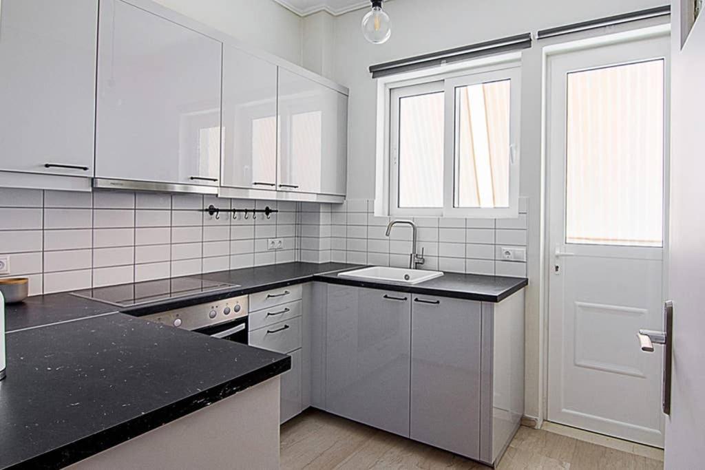 Cozy Flat With 1 Bedroom Next To Metro Station アテネ エクステリア 写真