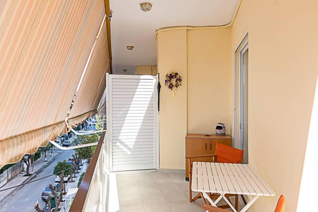 Cozy Flat With 1 Bedroom Next To Metro Station アテネ エクステリア 写真