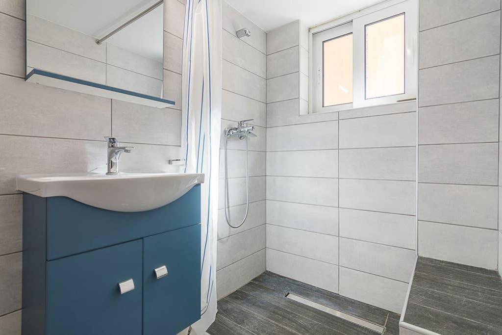 Cozy Flat With 1 Bedroom Next To Metro Station アテネ エクステリア 写真