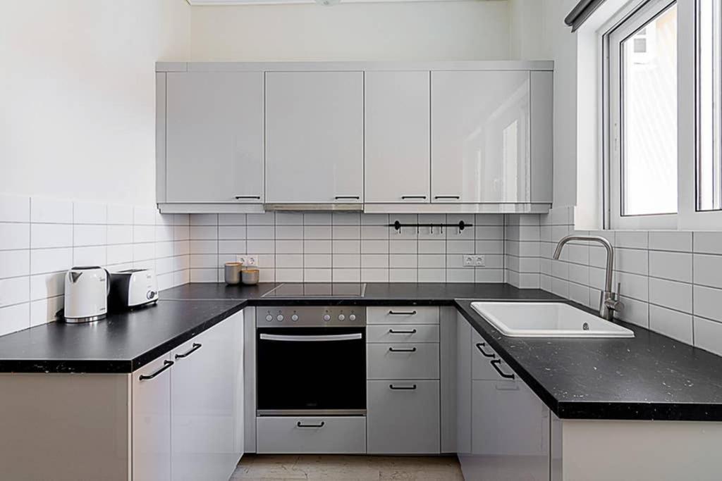 Cozy Flat With 1 Bedroom Next To Metro Station アテネ エクステリア 写真