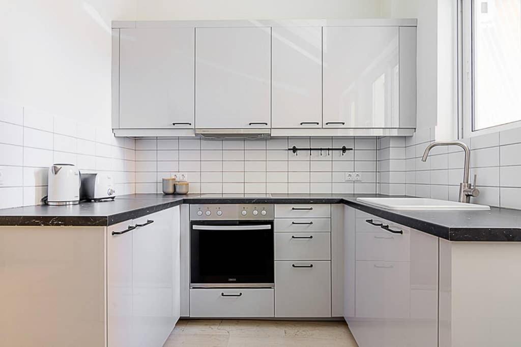 Cozy Flat With 1 Bedroom Next To Metro Station アテネ エクステリア 写真