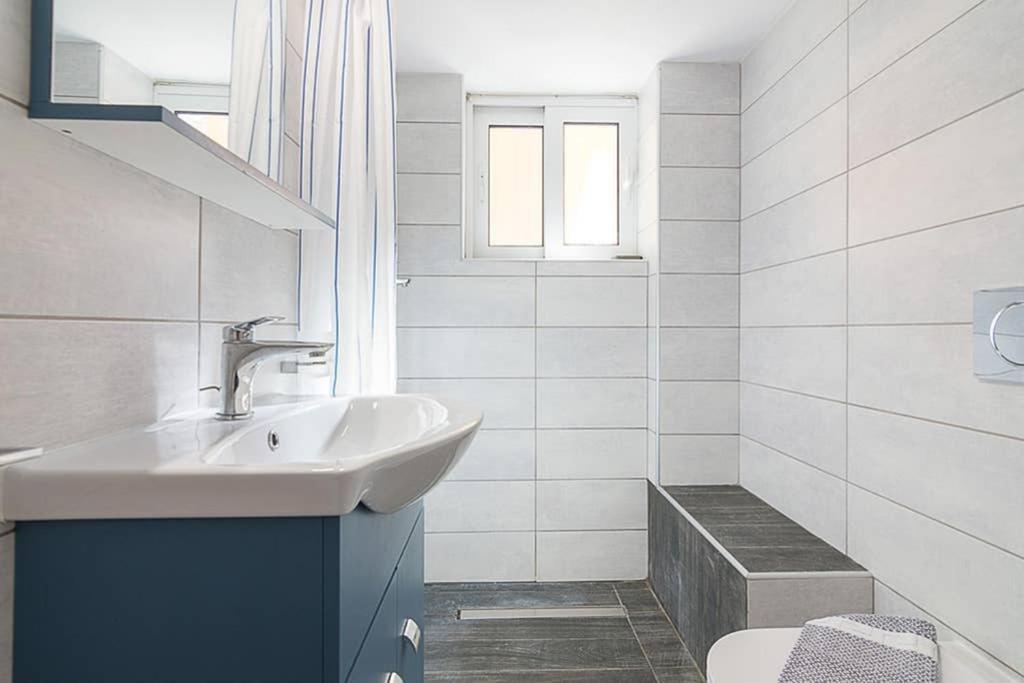 Cozy Flat With 1 Bedroom Next To Metro Station アテネ エクステリア 写真