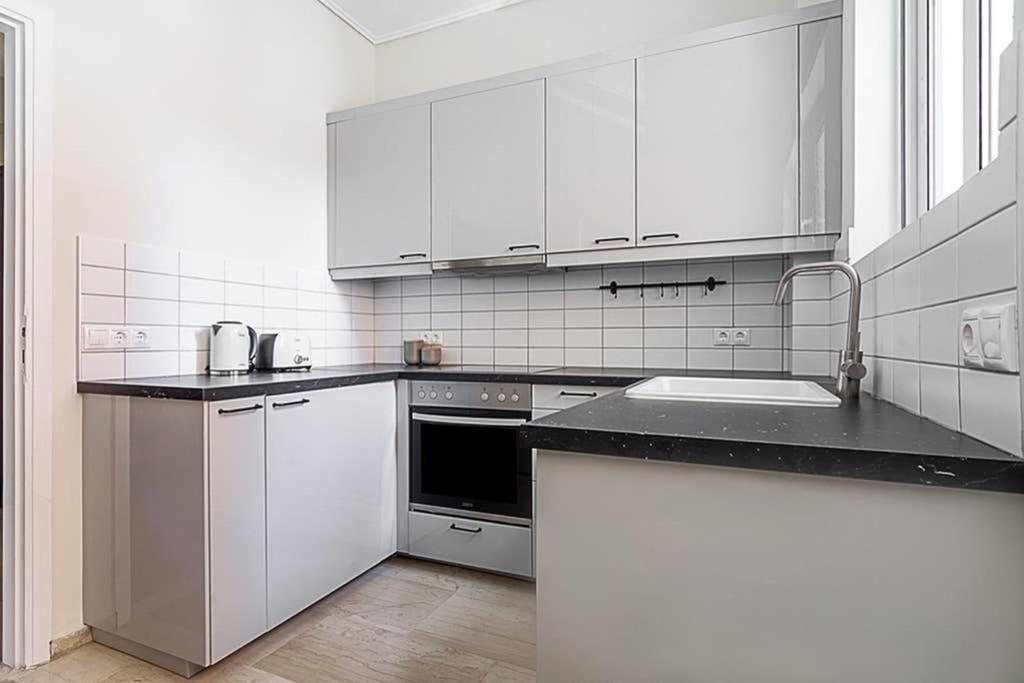 Cozy Flat With 1 Bedroom Next To Metro Station アテネ エクステリア 写真